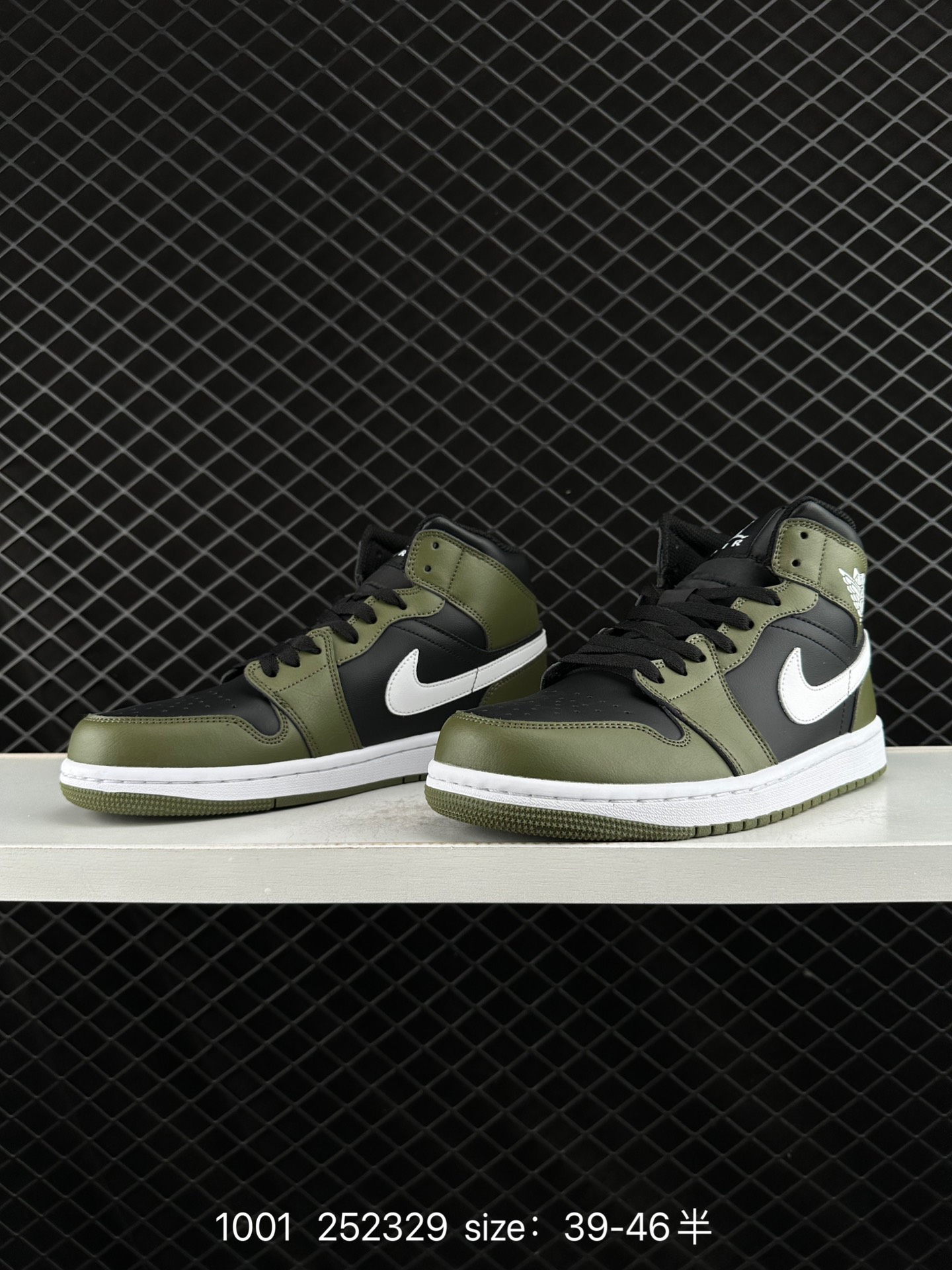 NIKE Air Jordan 1 Retro Mid”Reverse Black Toe“